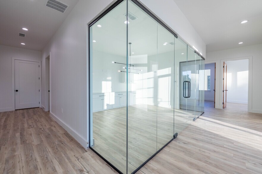 More Photos Of 8343 Upland Ave, Lubbock Office For Sale