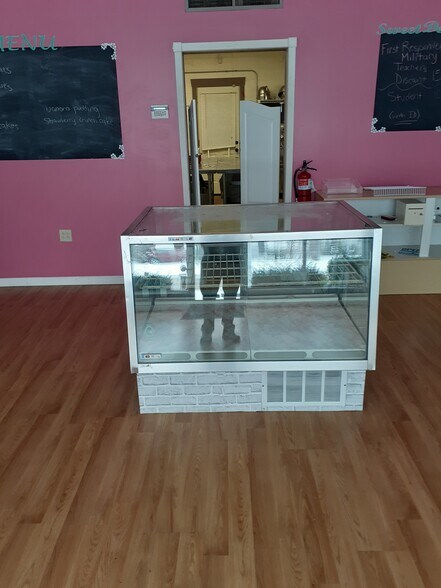 More Photos Of 507 Sherman St, Belleville General Retail For Sale