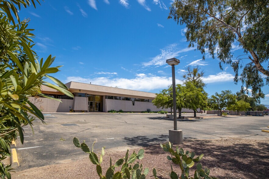 More Photos Of 4850 S Park Ave, Tucson Manufacturing For Lease