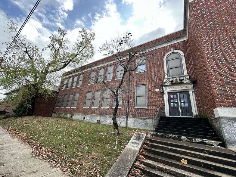 Primary Photo Of 1100 E Kearney St, Springfield Schools For Sale