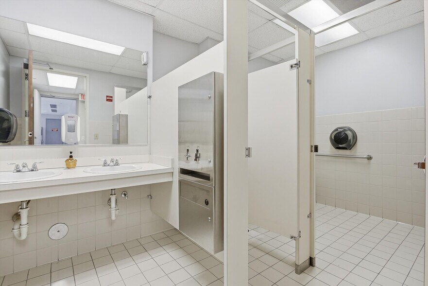 More Photos Of 8527 Pines Blvd, Pembroke Pines Office For Sale