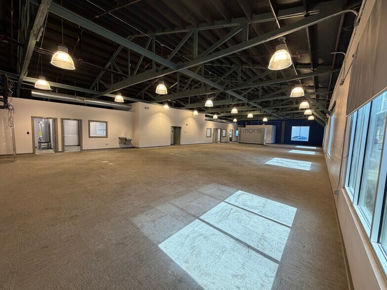 More Photos Of 330 Avenue B SW, Winter Haven Flex For Lease