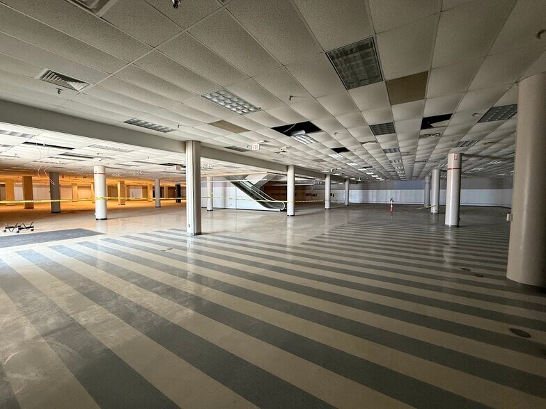 More Photos Of 2700 Miamisburg Centerville Rd, Dayton Storefront Retail Office For Lease