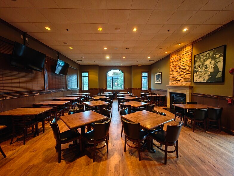More Photos Of 1501 S IL Route 31, Mchenry Restaurant For Lease