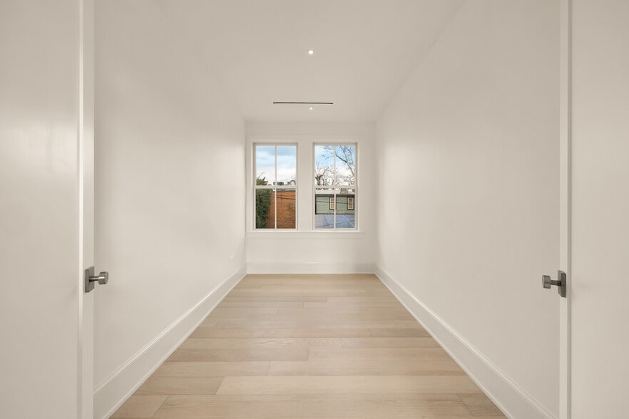 More Photos Of 329 8th St NE, Washington Office For Sale