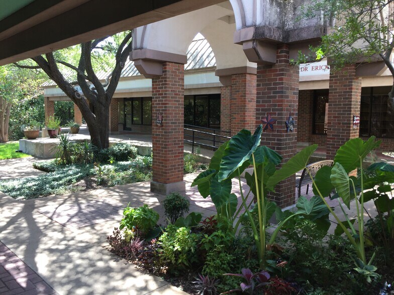 More Photos Of 2441-2485 Forest Park Blvd, Fort Worth Storefront Retail Office For Lease