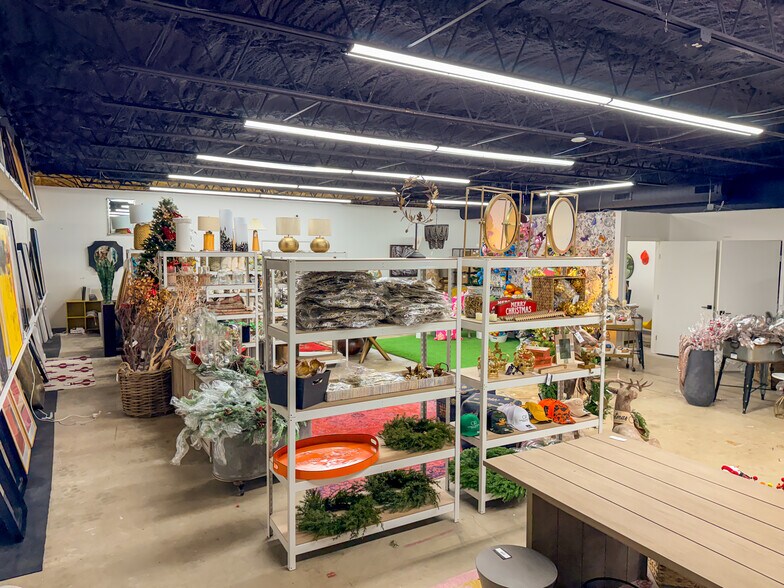 More Photos Of 12131-12137 Valliant St, San Antonio Showroom For Sale