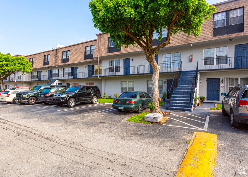 More Photos Of 3901 36th Ct, West Palm Beach Apartments For Sale