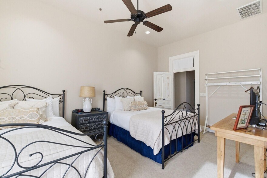 More Photos Of 103 N Pecan St, Hico Hotel For Sale
