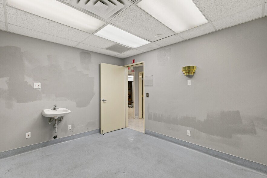 More Photos Of 872 E Sahara Ave, Las Vegas Medical For Lease