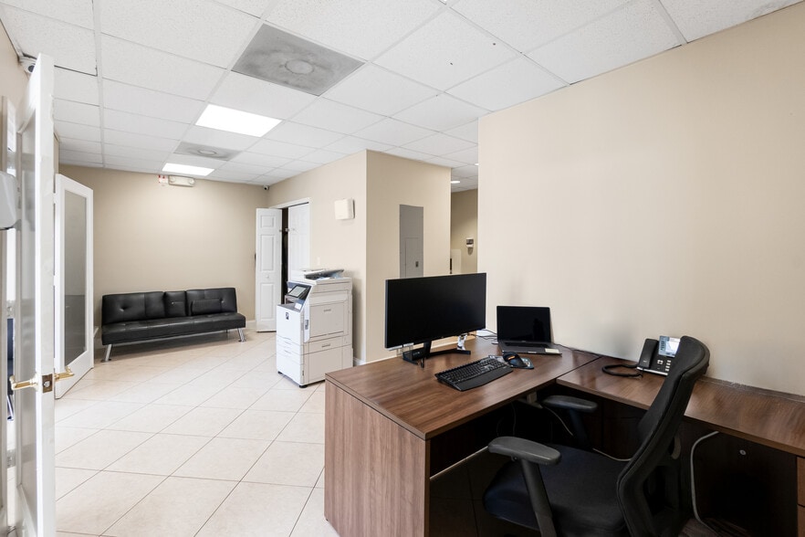 More Photos Of 10261 Sunset Dr, Miami Office For Lease