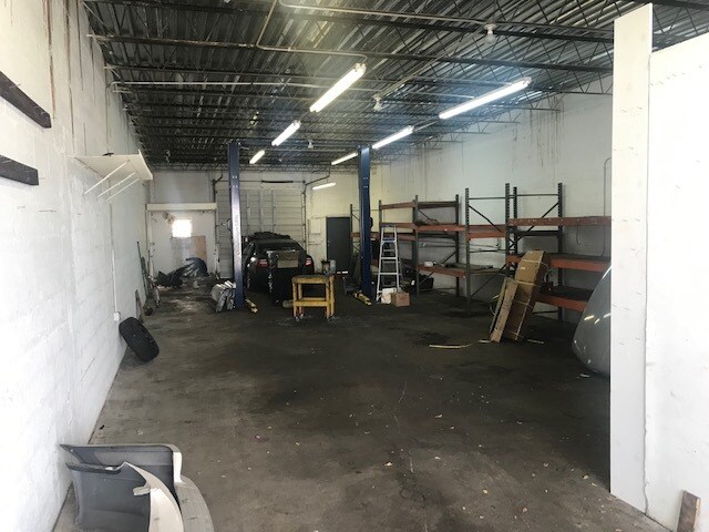 More Photos Of 574-580 NE 42nd Ct, Oakland Park Flex For Lease