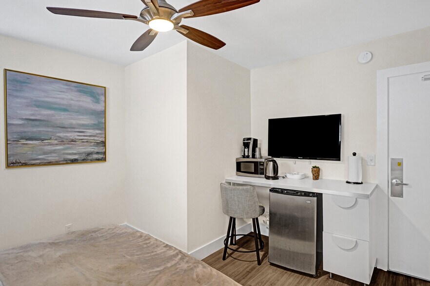 More Photos Of 3020-3024 Seville St, Fort Lauderdale Hotel For Sale