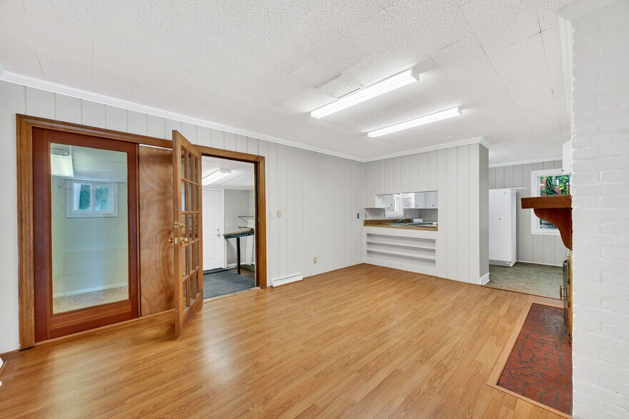 More Photos Of 1 Elizabeth Dr, Greenville Freestanding For Sale