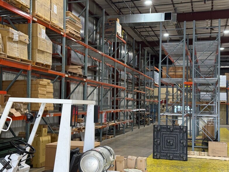 More Photos Of 1703 S Veterans Pky, Bloomington Warehouse For Lease