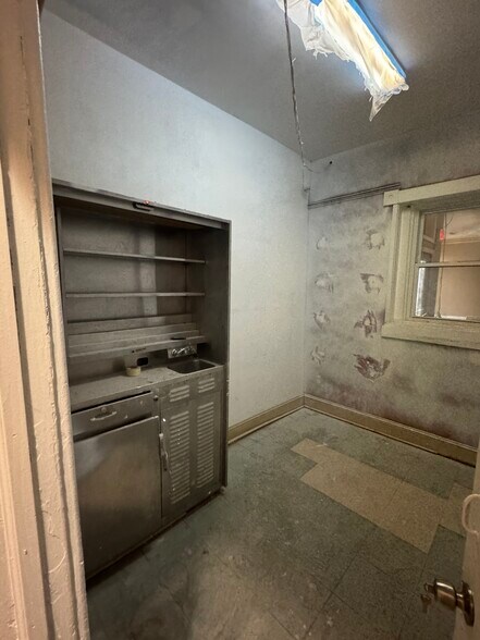 More Photos Of 2449 Shirley Ave, Baltimore Flex For Sale