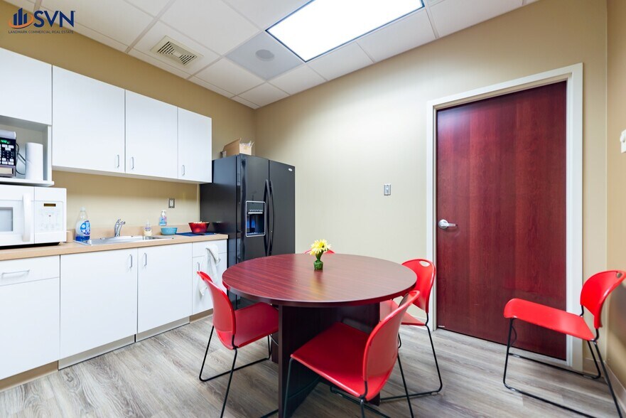 More Photos Of 2471 W Sullivan Rd, Aurora Office For Sale