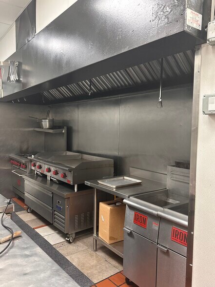 More Photos Of 6764 W Forest Preserve Dr, Harwood Heights Restaurant For Lease