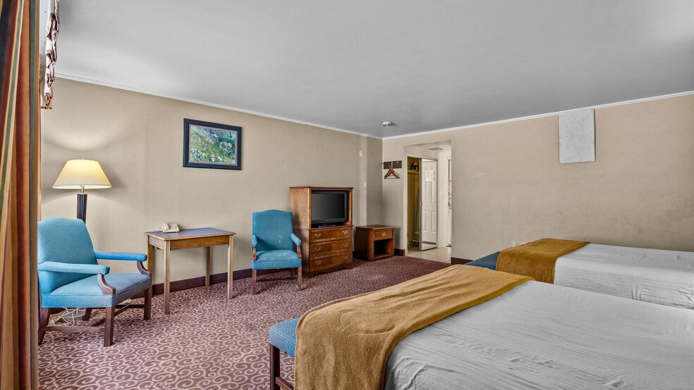 More Photos Of 1702 E Main St, Montrose Hotel For Sale