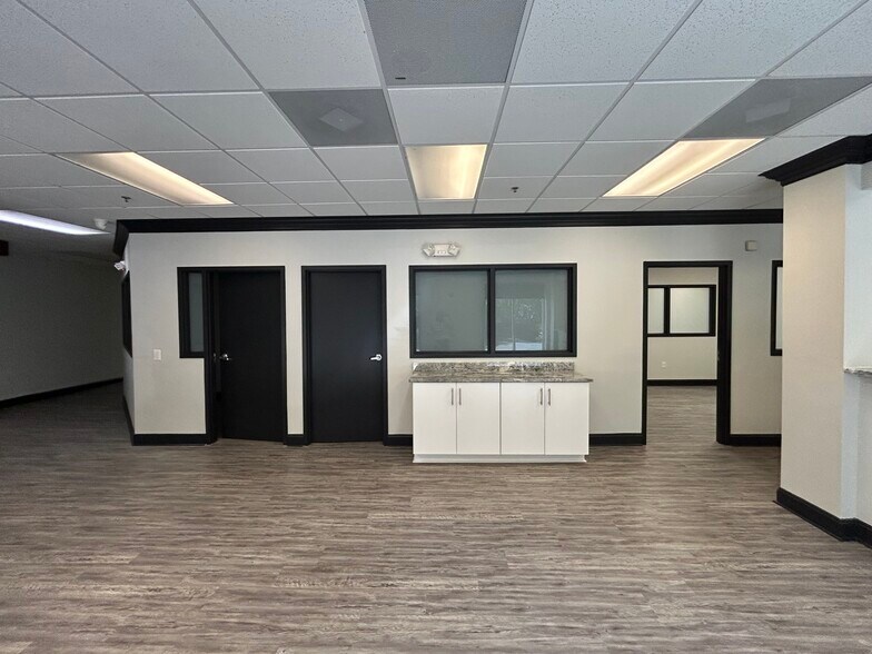 More Photos Of 3120 Latrobe Dr, Charlotte Showroom For Lease