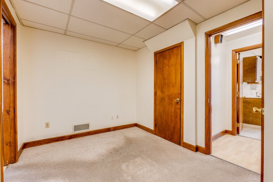 More Photos Of 6300 Forward Ave, Pittsburgh Storefront Retail Residential For Lease