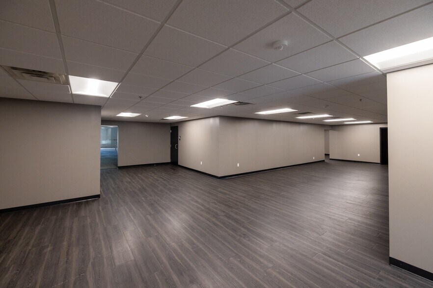 More Photos Of 5600-5628 Lincoln Dr, Edina Light Distribution For Lease