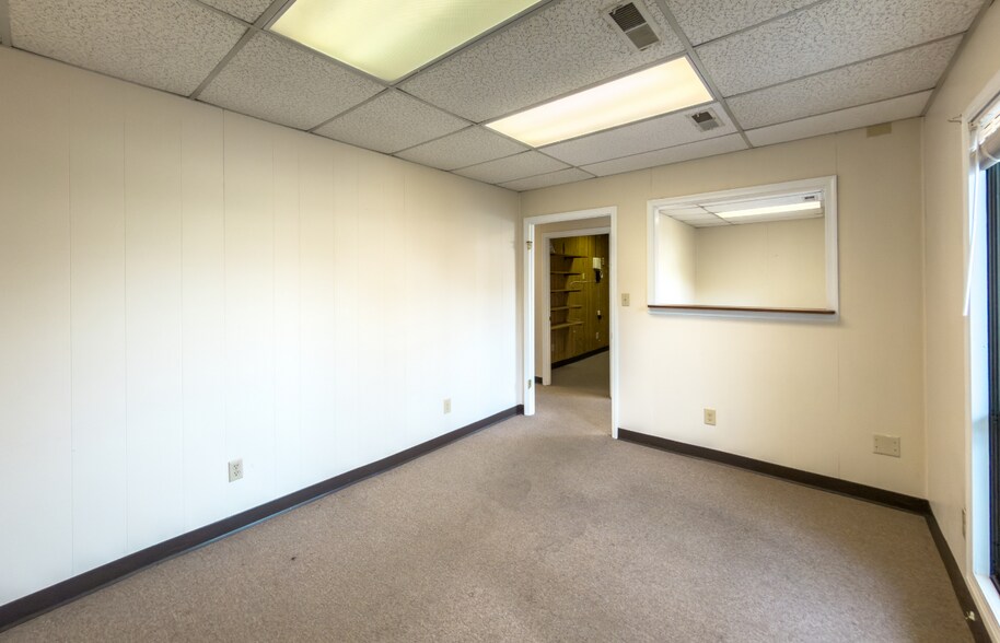 More Photos Of 223 W Virginia Ave, Vinton Storefront Retail Office For Lease