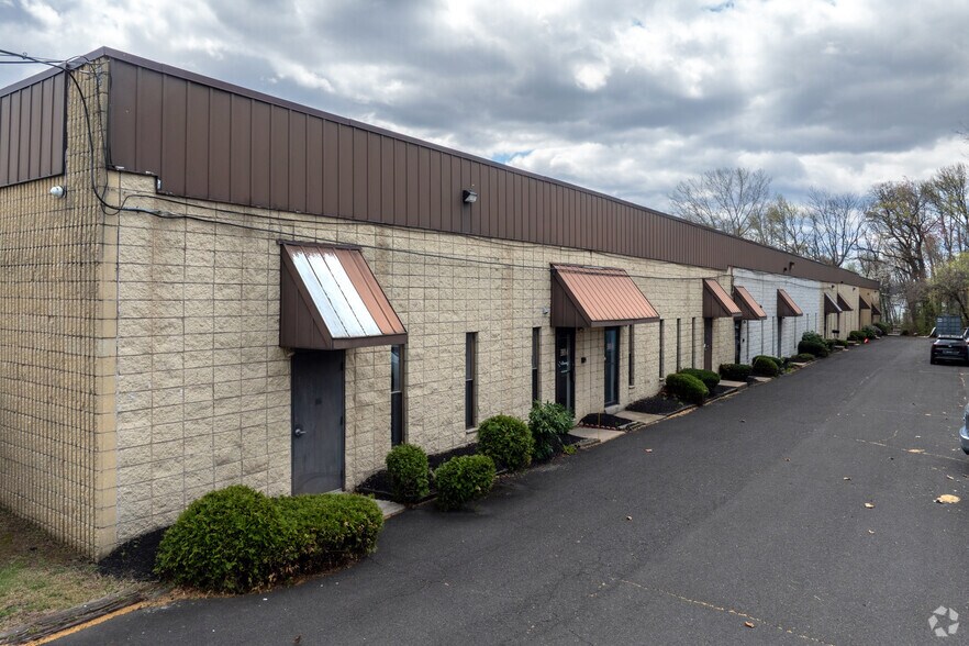 More Photos Of 3901 Nebraska St, Levittown Warehouse For Lease