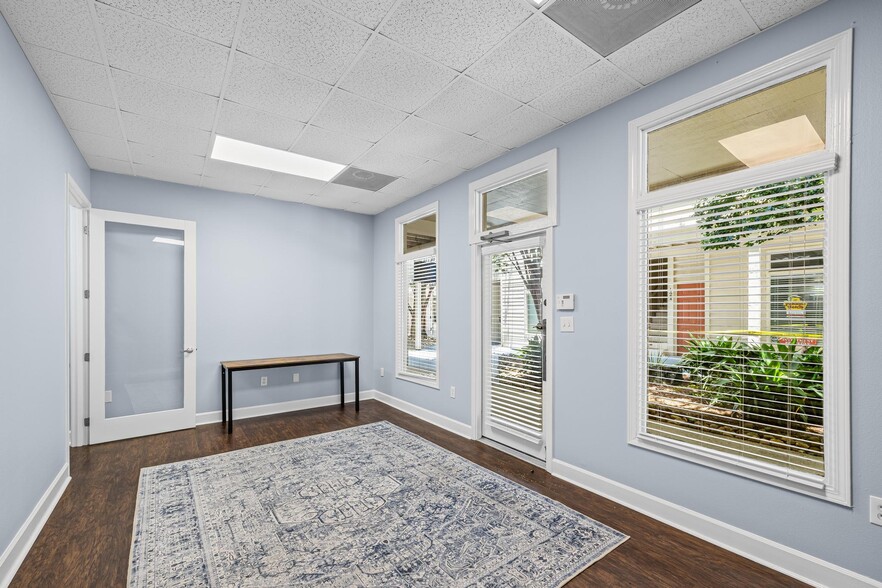 More Photos Of 913 Gulf Breeze Pky, Gulf Breeze General Retail For Sale