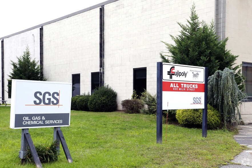More Photos Of 900 Milik St, Carteret Warehouse For Lease