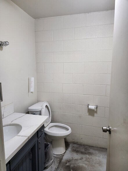 More Photos Of 1501 E Tulare Ave, Tulare Flex For Lease