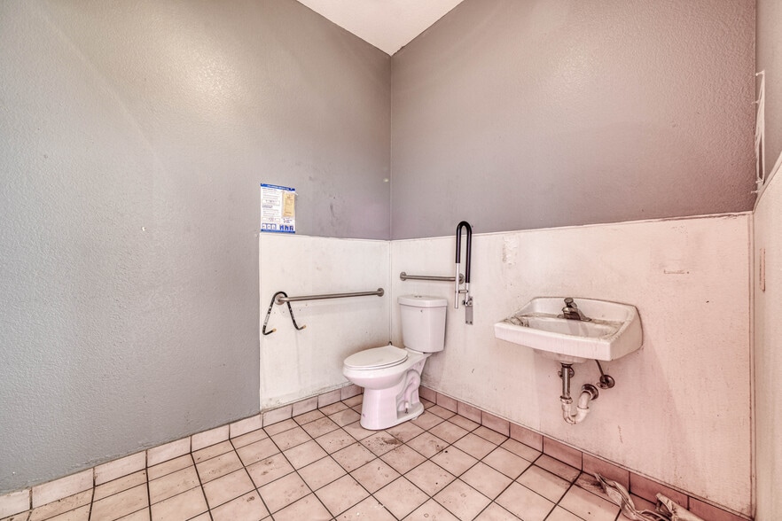 More Photos Of 4185 W Tompkins Ave, Las Vegas Auto Repair For Sale