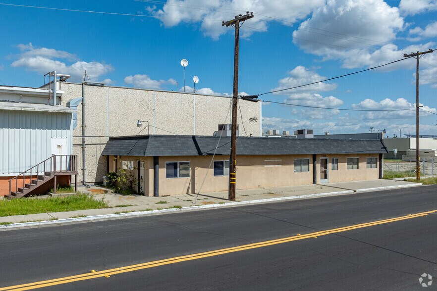 More Photos Of 200 N Uruapan Way, Dinuba Warehouse For Sale