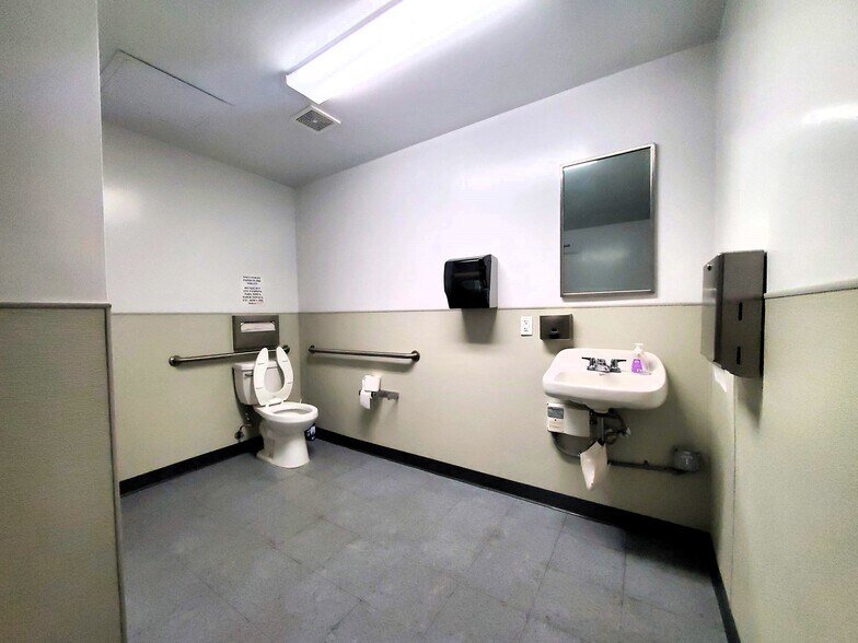 More Photos Of 14211 Beach Blvd, Westminster Freestanding For Lease