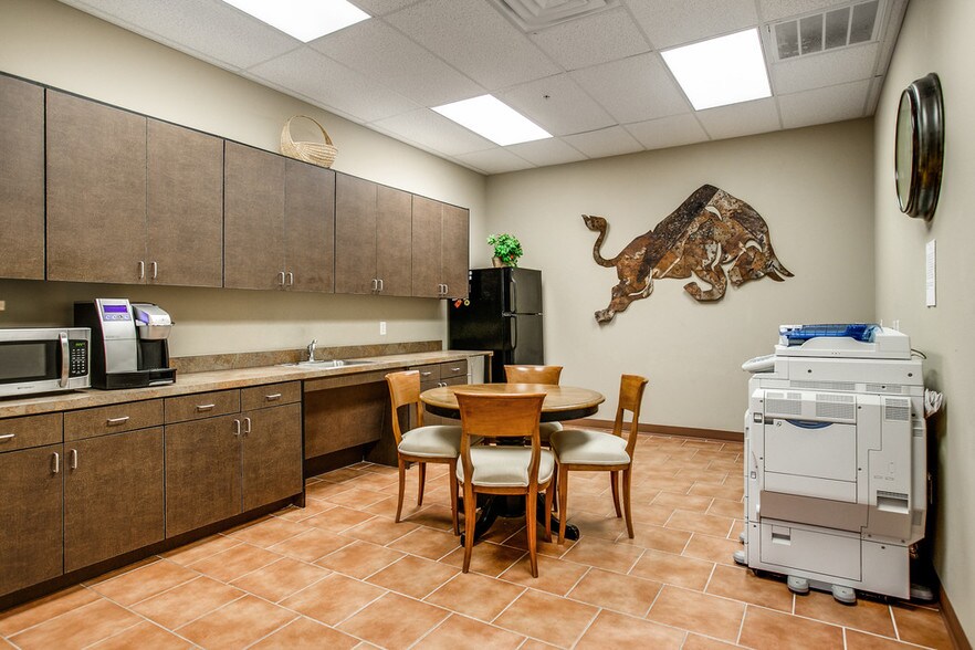 More Photos Of 1011 Surrey Ln, Flower Mound Office For Lease