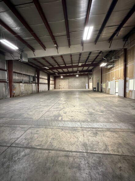 More Photos Of 937 E 53rd St, Davenport Warehouse For Lease