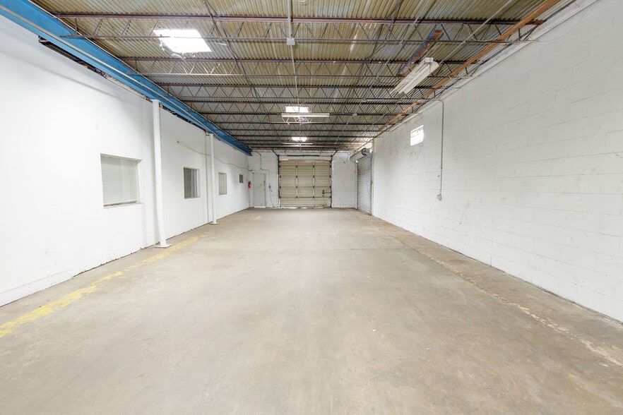 More Photos Of 2520 Hansrob Rd, Orlando Light Manufacturing For Lease