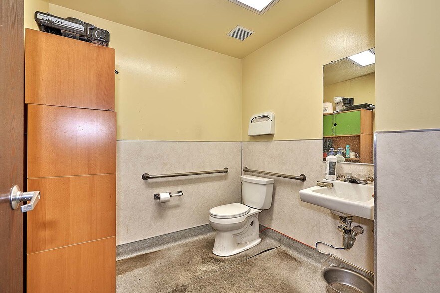 More Photos Of 1115 S Placentia Ave, Fullerton Light Manufacturing For Sale