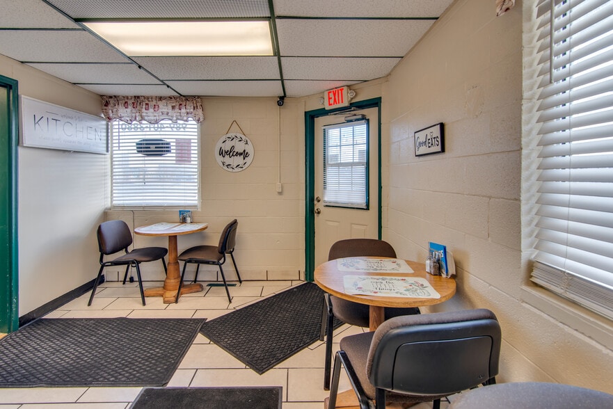 More Photos Of 285 S Outer Dr, Saginaw Restaurant For Sale