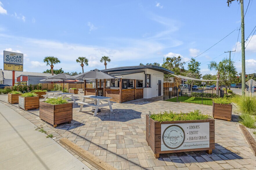 More Photos Of 218 N Orange St, New Smyrna Beach Freestanding For Sale