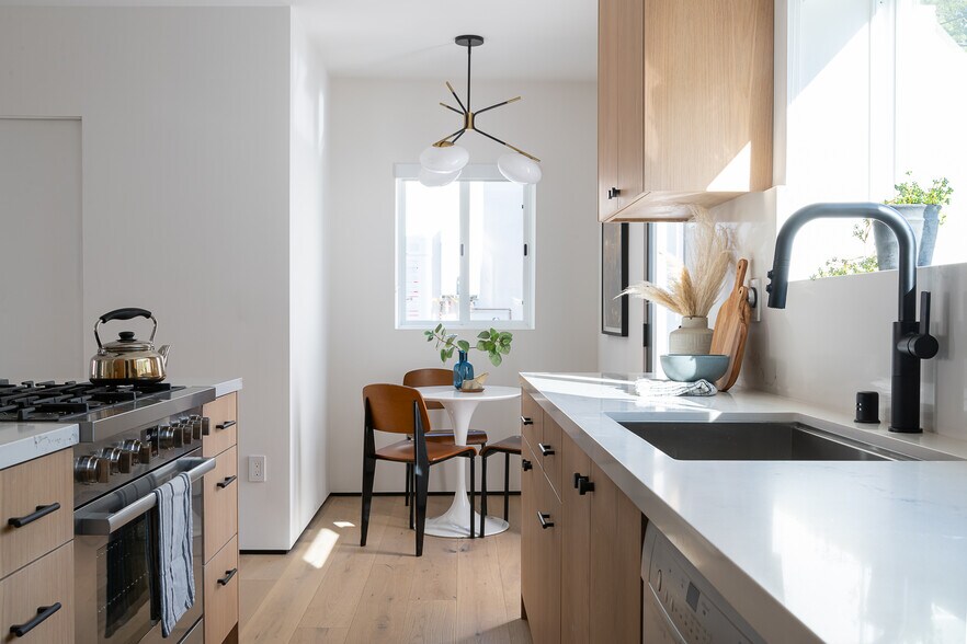 More Photos Of 2016-2022 N Vista del Mar Ave, Los Angeles Apartments For Sale
