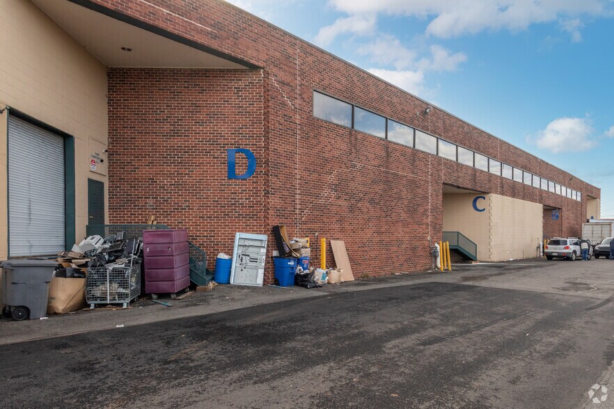 More Photos Of 44964 Underwood Ln, Dulles Town Center Warehouse For Lease