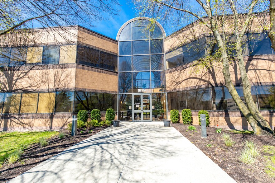 More Photos Of 1979 N Mill St, Naperville Medical For Lease