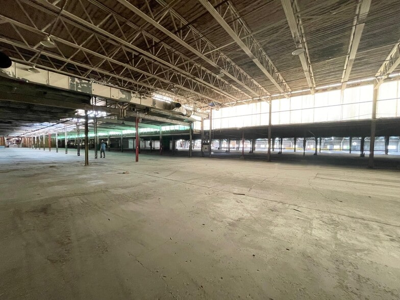 More Photos Of 3901 Camden Ave, Parkersburg Warehouse For Lease