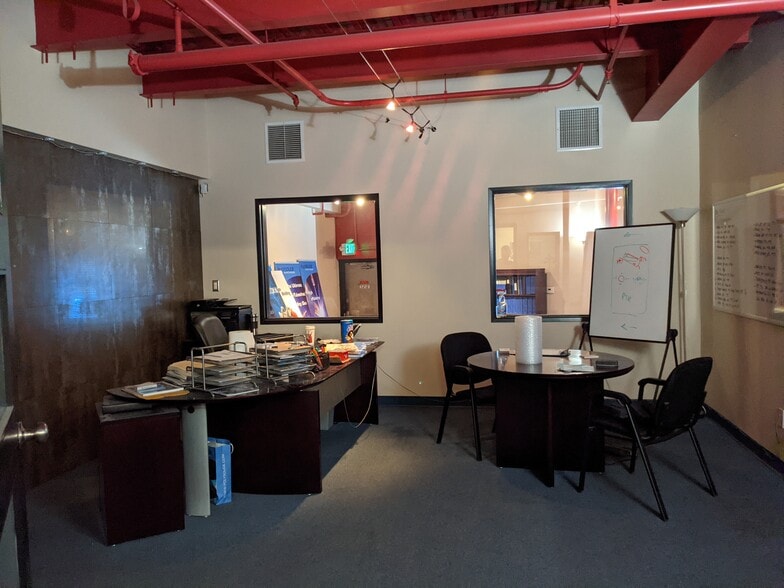 More Photos Of 435-437 N Varney St, Burbank Warehouse For Lease