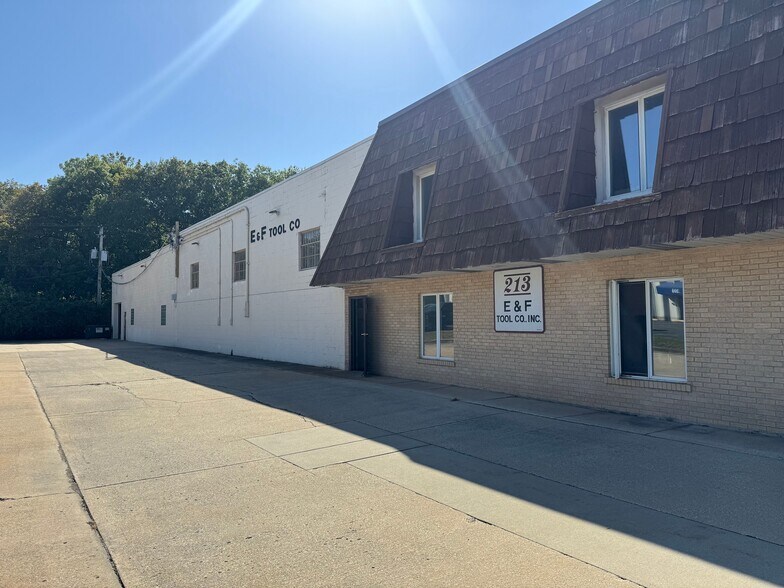 More Photos Of 213 Amendodge Dr, Shorewood Manufacturing For Sale