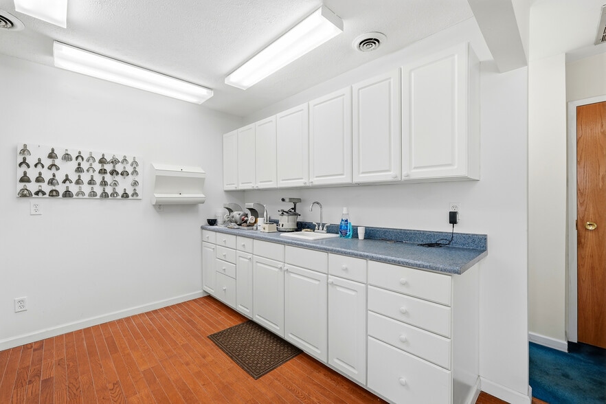 More Photos Of 4910 Maccorkle Ave SW, Charleston Medical For Sale