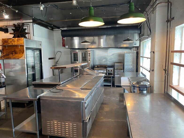 More Photos Of 3648 S Park Ave, Blasdell Restaurant For Lease