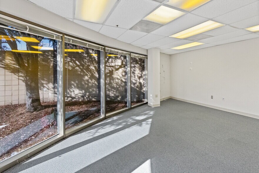 More Photos Of 1989-1999 E Stone Dr, Kingsport Office For Sale