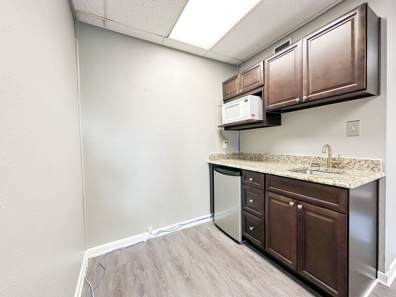 More Photos Of 1979 E Edgewood Dr, Lakeland Office For Lease